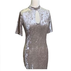 Love J Woman’s Beige Velvet Dress Size Medium
